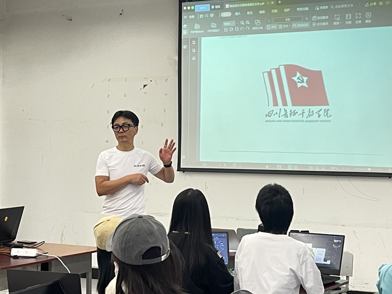 1-2020年周靖明教授与学生讨论标志设计方案_副本.jpg